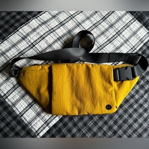 Lululemon multi-pocket belt bag